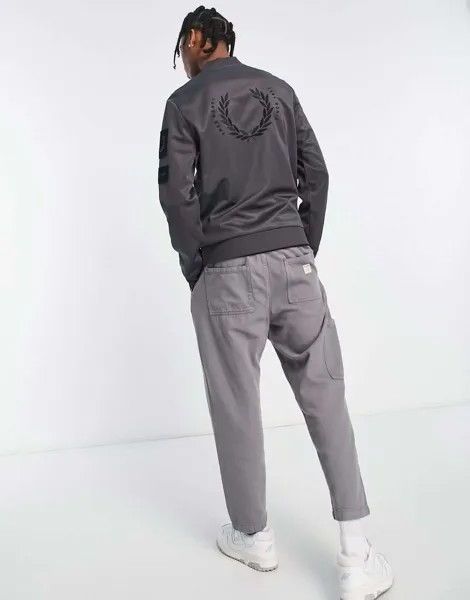 Серый бомбер с вышивкой на спине Fred Perry