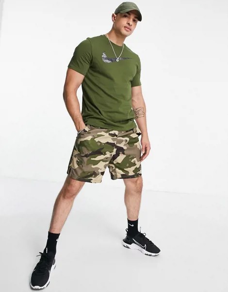 Футболка цвета хаки с камуфляжным принтом на логотипе-галочке Nike Training-Зеленый цвет