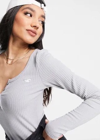 Серый лонгслив с застежкой на пуговицах и логотипом Hollister