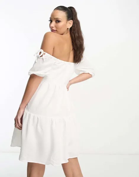 Белое многоярусное платье с открытыми плечами In The Style Stacey Solomon