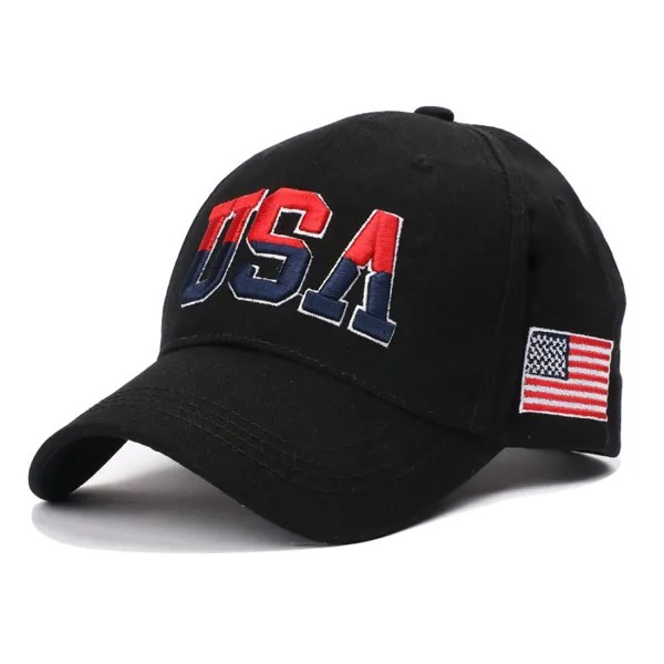 Мужская бейсбольная кепка с вышитыми буквами американского флага на открытом воздухе