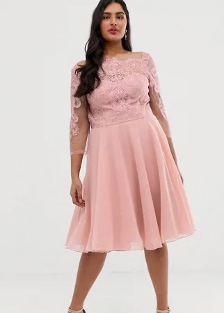 Розовое премиум-платье миди с кружевным топом и шифоновой юбкой Chi Chi London Plus-Розовый цвет