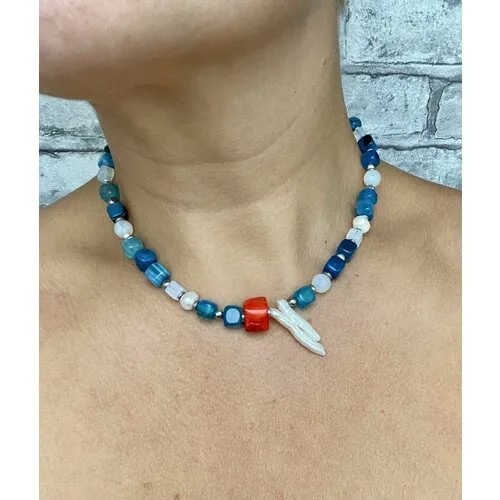 Бусы с синим агатом и кораллом