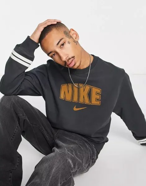 Темно-дымчато-серый свитшот Nike с круглым вырезом и принтом на груди в стиле ретро