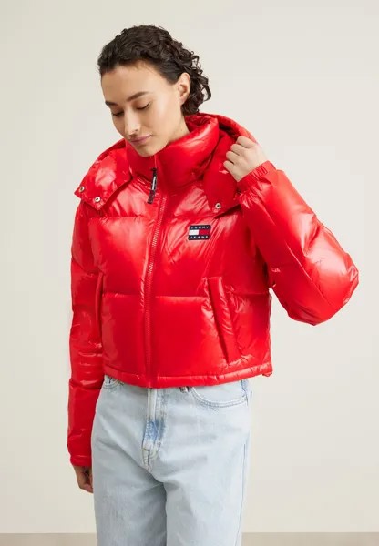 Куртка Tommy Jeans АЛЯСКА ПУФФЕР, цвет deep crimson