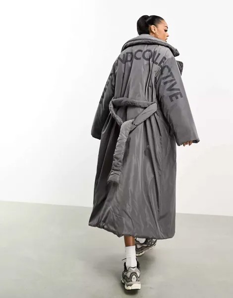 Удлиненное пуховое пальто с поясом и рисунком на спине ASOS DESIGN Weekend Collective