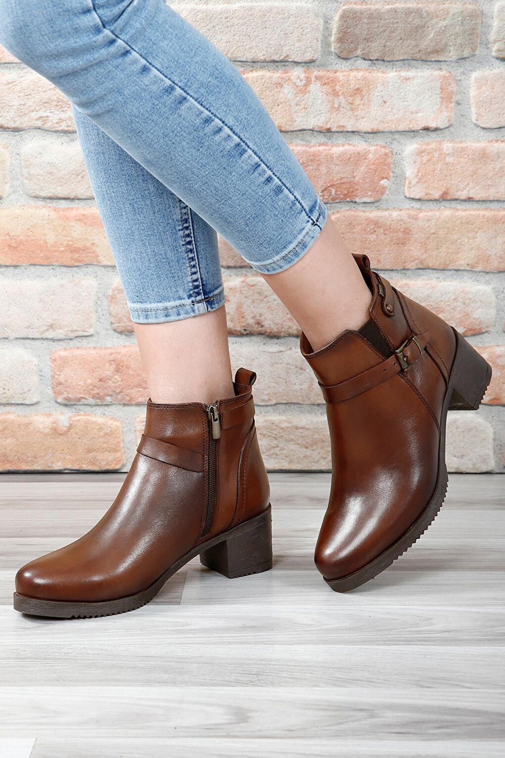 Женские повседневные ботинки из натуральной кожи с круглым носком на каблуке и пряжкой на молнии 48491 GÖNDERİ(R), коричневый