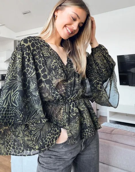 Блузка со сборками и животным принтом цвета хаки Topshop IDOL-Зеленый цвет