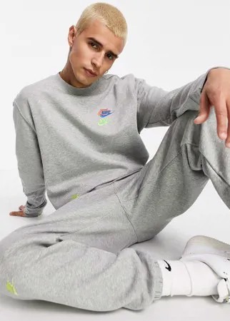 Серый флисовый свитшот с круглым вырезом и разноцветным логотипом Nike Essential