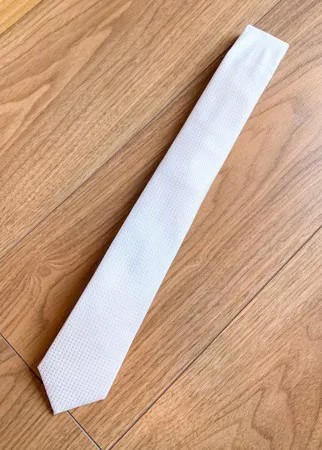 Белый галстук из фактурной ткани Moss London