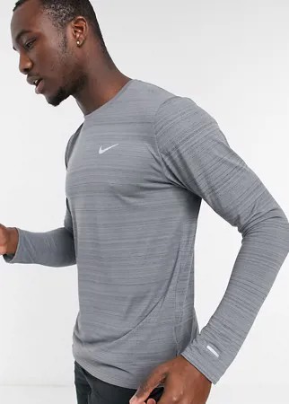 Серый лонгслив Nike Tall Running Essentials