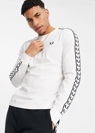 Белый лонгслив с декоративной тесьмой Fred Perry –эксклюзивно для ASOS