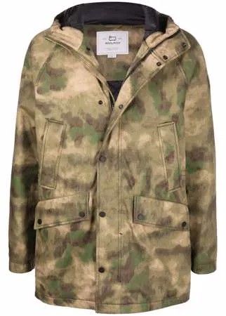 Woolrich пуховик с камуфляжным принтом