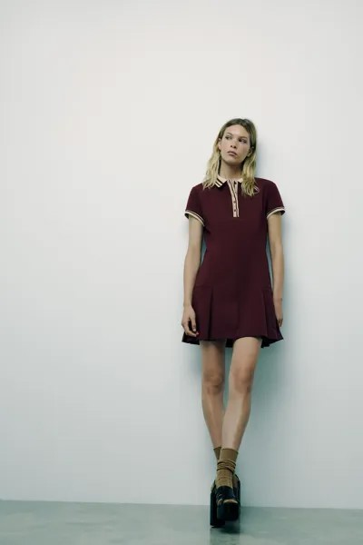 Контрастное платье в ребро с плиссировками ZARA, цвет wine