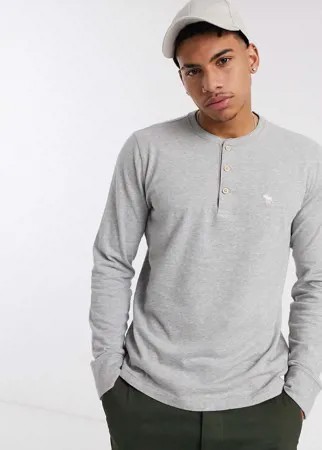 Серый лонгслив хенли с логотипом Abercrombie & Fitch