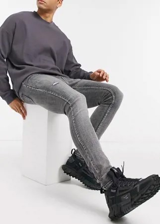 Серые зауженные джинсы с эффектом кислотной стирки и потертостями Sixth June-Серый