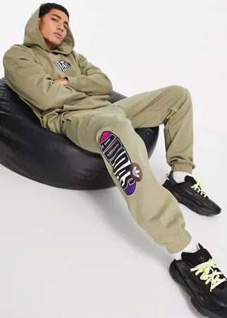 Суженные книзу джоггеры цвета хаки adidas Originals Area 33-Зеленый цвет