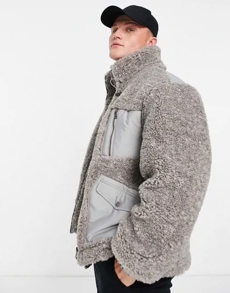 Серая куртка из искусственного меха в утилитарном стиле с контрастными вставками Urbancode-Серый