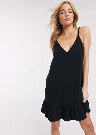 Черный сарафан мини с V-образным вырезом и оборкой по нижнему краю ASOS DESIGN