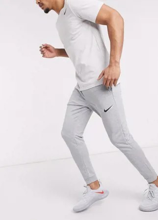Серые суженные книзу флисовые джоггеры Nike Training Dri-Fit-Серый