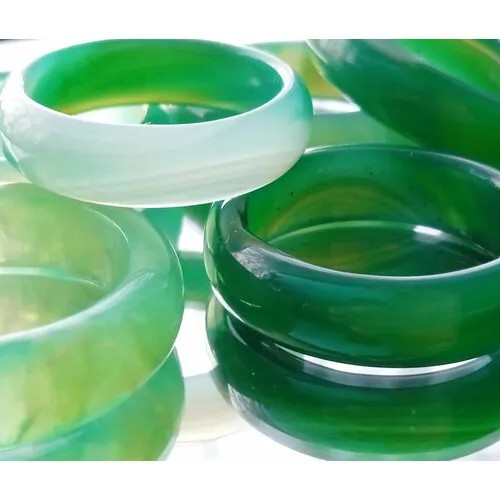 Кольцо Кольцо Агат Зеленый Изумрудный гладкий цельный камень, талисман счастья и благополучия, агат, размер 17.5, зеленый