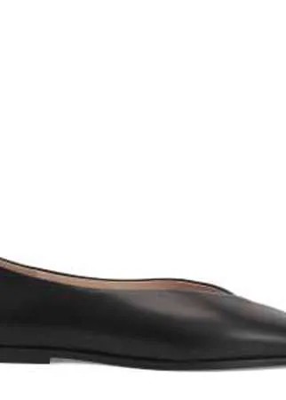 Универсальные балетки марки PORTAL - удачная инвестиция в базовый гардероб. Пара выполнена из натуральной кожи чёрного цвета. Легкая гибкая подошва и мягкая кожа повторяют точное строение стопы, обеспечивая комфорт ногам в течение всего дня. Изящный V - образный вырез и вытянутый мыс-каре дополняют изделие.