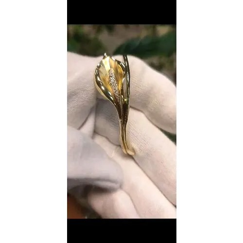 Жесткий браслет Альдзена Золотая чаша Б-14021, комбинированное золото, 585 проба, родирование, бриллиант, длина 18 см.