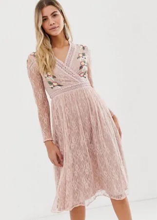 Нежно-розовое кружевное платье миди с вышивкой и запахом спереди Frock And Frill prairie-Розовый