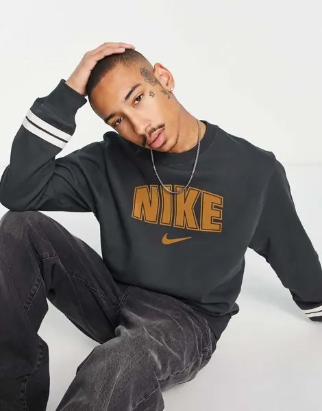 Темно-дымчато-серый свитшот Nike с круглым вырезом и принтом на груди в стиле ретро