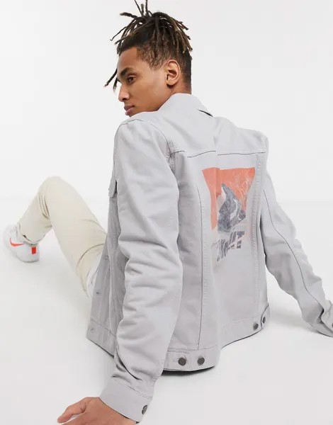 Серая джинсовая куртка с принтом на спине ASOS DESIGN-Серый