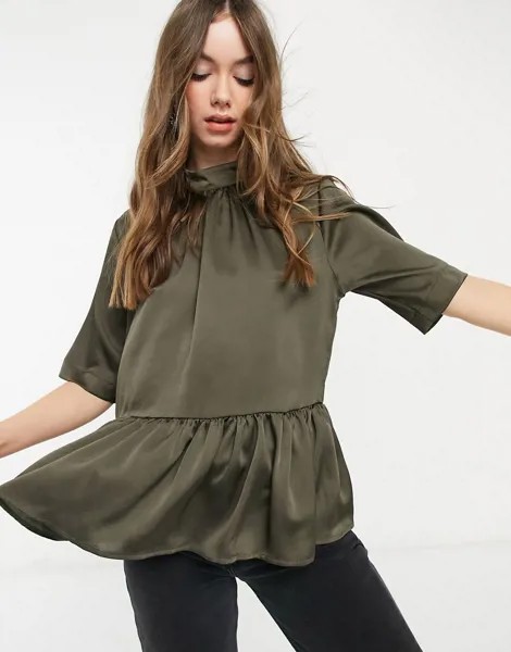 Свободная оливковая блузка с баской, короткими рукавами и высоким воротом ASOS DESIGN-Зеленый цвет