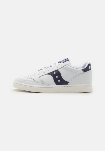 Низкие кроссовки Jazz Court Unisex Saucony, цвет white/navy