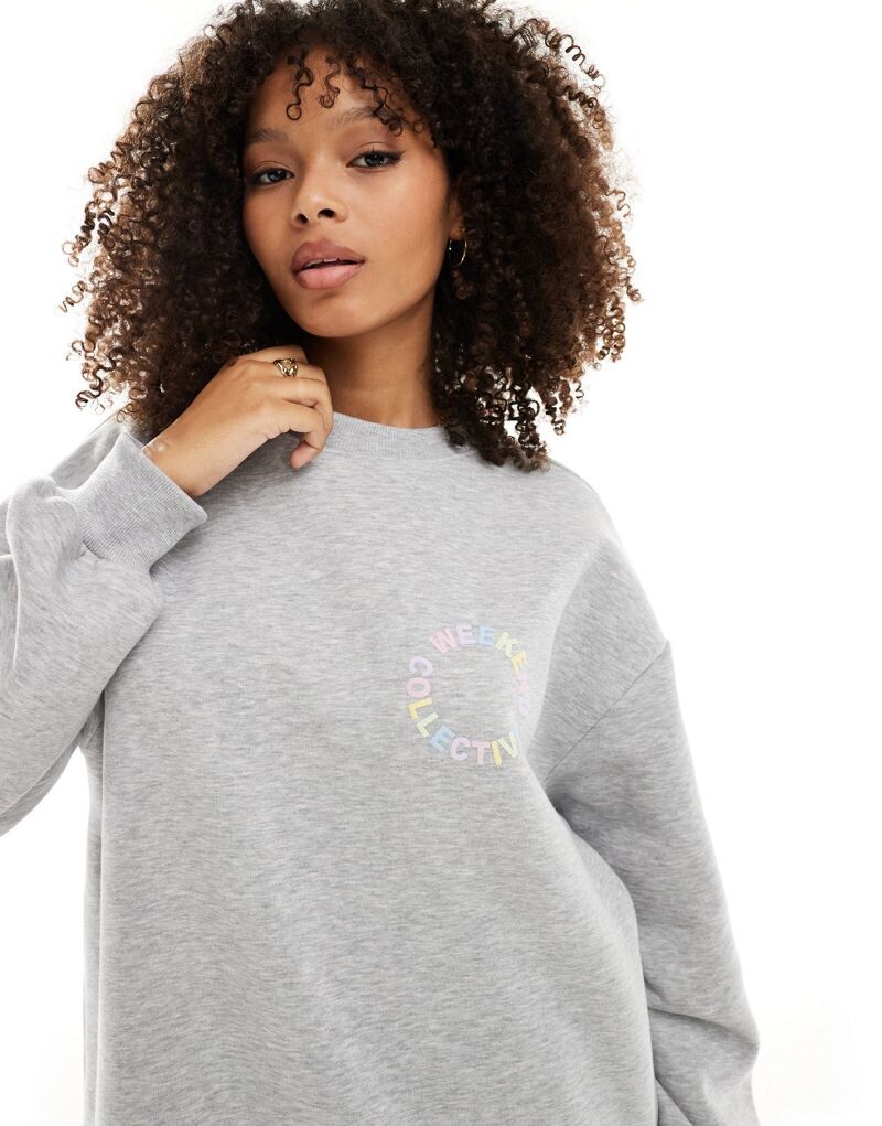 Серый меланжевый свитшот с пастельным логотипом ASOS DESIGN Weekend Collective