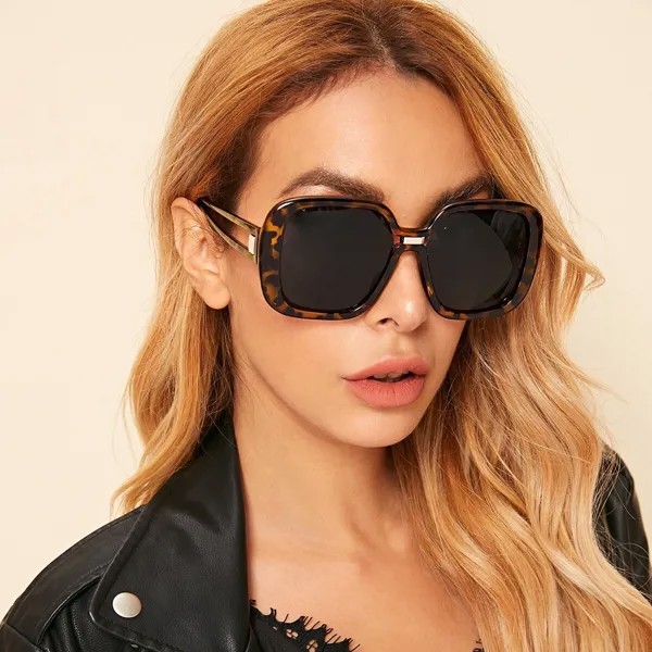 Модные солнцезащитные очки с плоскими линзами и футляром