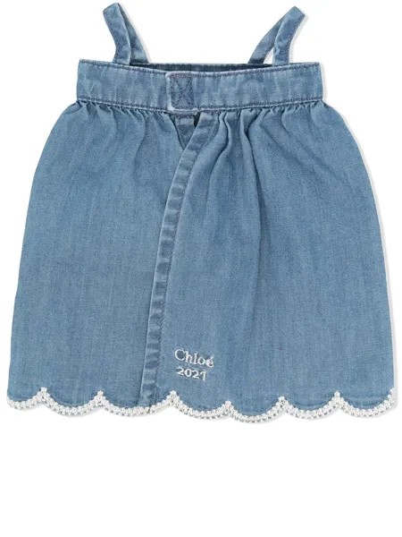 Chloé Kids джинсовый комбинезон с фестонами