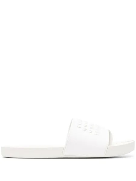 Maison Margiela шлепанцы Tabi с тисненым логотипом, белый