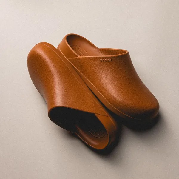 Сабо Dylan Clog Crocs, цвет cognac