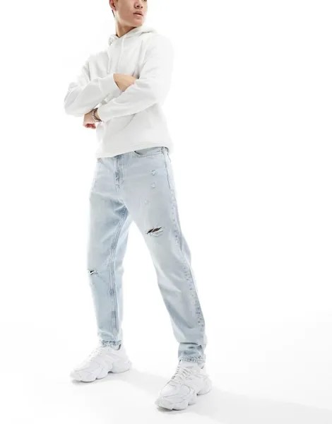 Комфортные зауженные джинсы Tommy Jeans Isaac светлого оттенка