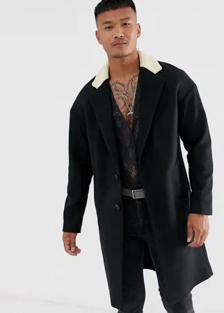Черное пальто с заниженной линией плеч и воротником 