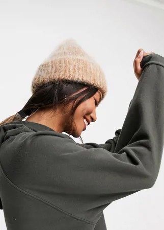 Пушистая двухцветная шапка-бини бежевого цвета ASOS DESIGN-Коричневый цвет