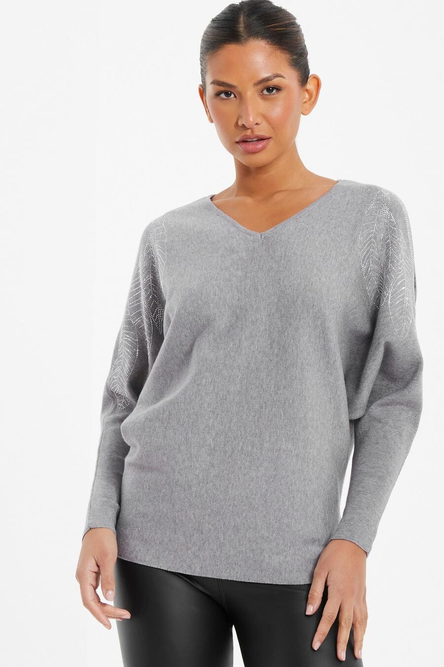 Серый джемпер со стразами и открытыми плечами QUIZ Clothing