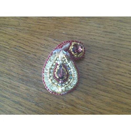 Брошь, бижутерный сплав, жемчуг Swarovski синтетический, стекло, кристалл, кристаллы Swarovski, бисер, стразы, бордовый, золотой