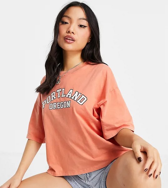 Оранжевая футболка с принтом 