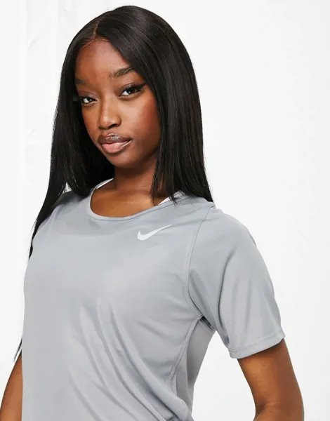 Серый лонгслив из технологичной ткани Nike Running Dri-FIT Race