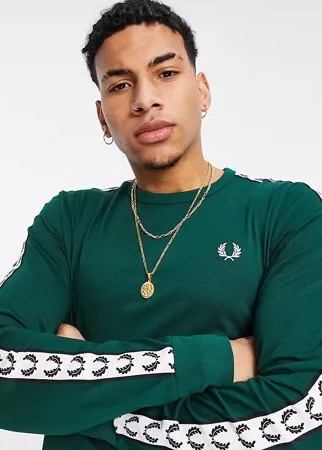 Зеленый лонгслив с декоративной тесьмой Fred Perry – эксклюзивно для ASOS-Зеленый цвет