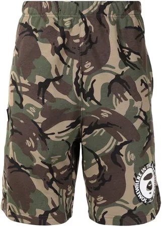 AAPE BY *A BATHING APE® камуфляжные шорты с логотипом