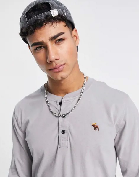 Серый лонгслив хенли с логотипом Abercrombie & Fitch