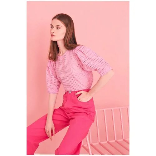 Розовая блузка с перфорацией