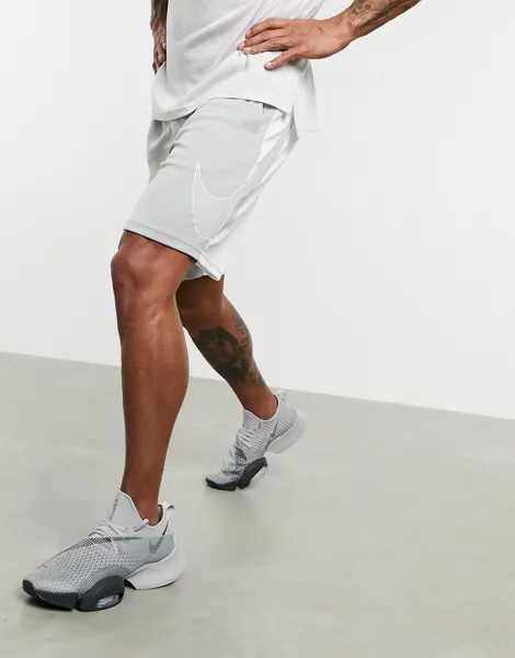 Серые шорты с крупным логотипом Nike Training-Серый