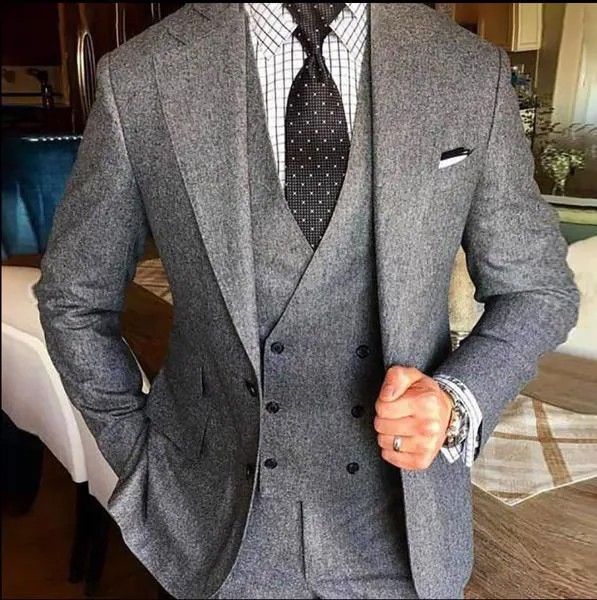 Костюм мужской твидовый из твида, однобортный пиджак с вырезом на лацкане, брюки и жилет, серого цвета